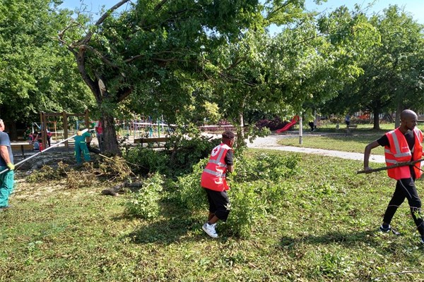 Tražitelji međunarodne zaštite očistili park u zagrebačkim Dugavama